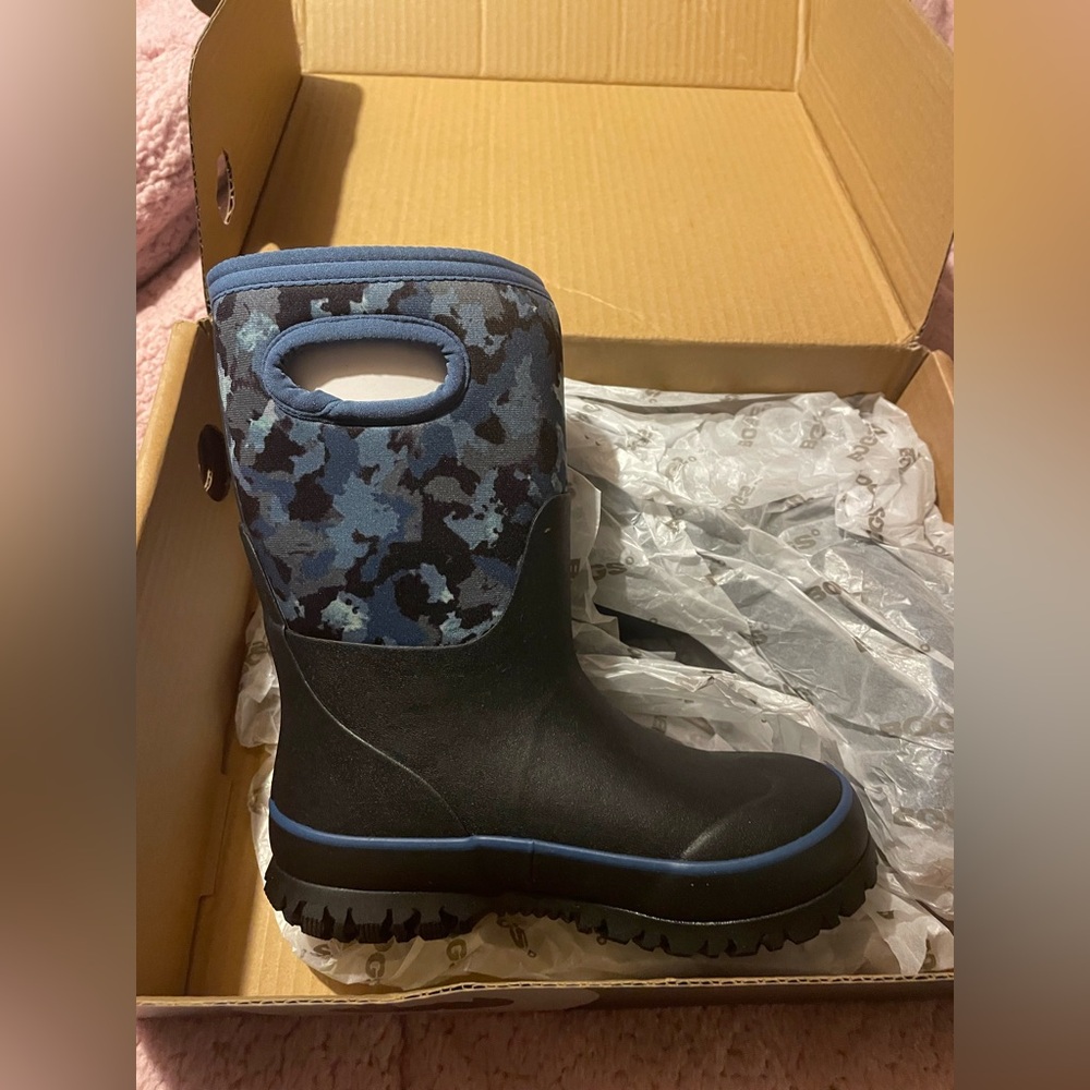 New in box Bogs Kids' Grasp Camo Insulated Waterproof Boot size 13